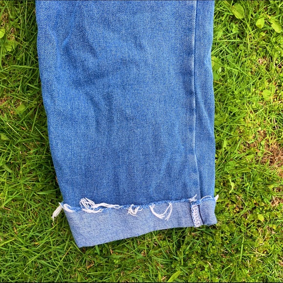 Distressed wrangler Jeans - Picture 2 of 3